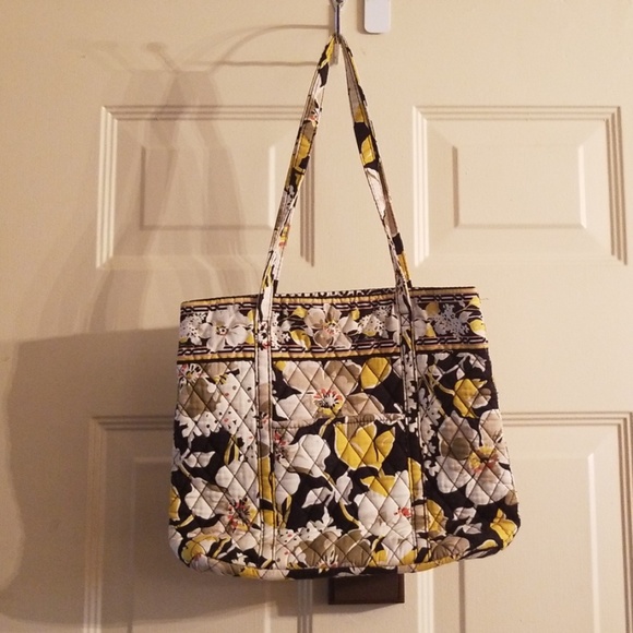 VERA BRADLEY Dogwood quilted purse! - Picture 2 of 7